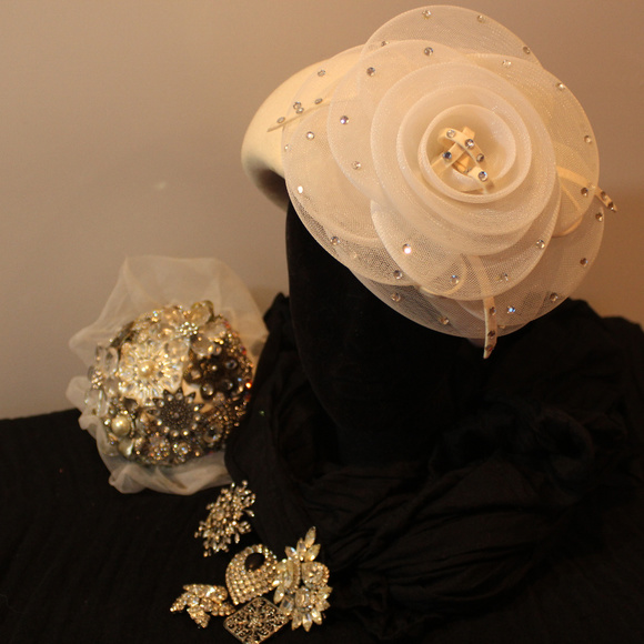 2000s Cream had with lace flower and jewel accents main image 5